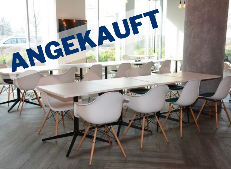 Angekauft: Tische und Stühle